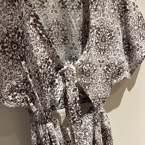 Honey Punch Tie-Front Romper. Size Medium - Picture 8 of 8